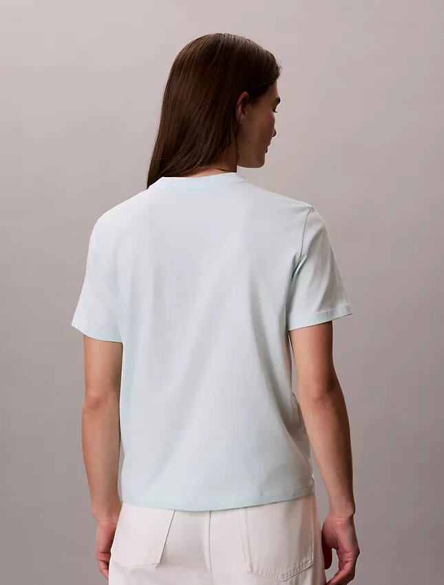 Klassisches T-Shirt mit mehrschichtiger Logografik Klassisches T-Shirt mit mehrschichtiger Logografik
