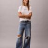 Klassisches T-Shirt mit mehrschichtiger Logografik Klassisches T-Shirt mit mehrschichtiger Logografik