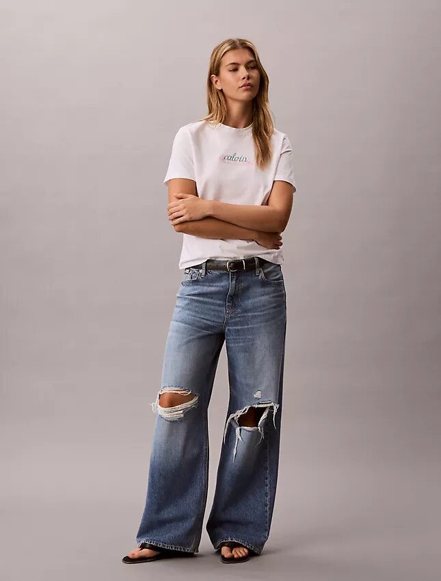 Klassisches T-Shirt mit mehrschichtiger Logografik Klassisches T-Shirt mit mehrschichtiger Logografik