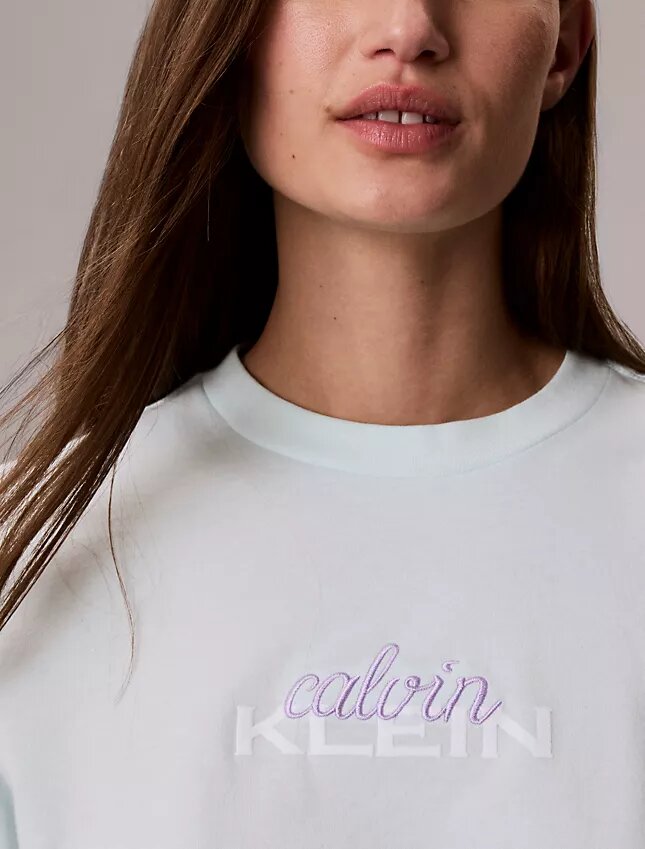 Klassisches T-Shirt mit mehrschichtiger Logografik Klassisches T-Shirt mit mehrschichtiger Logografik