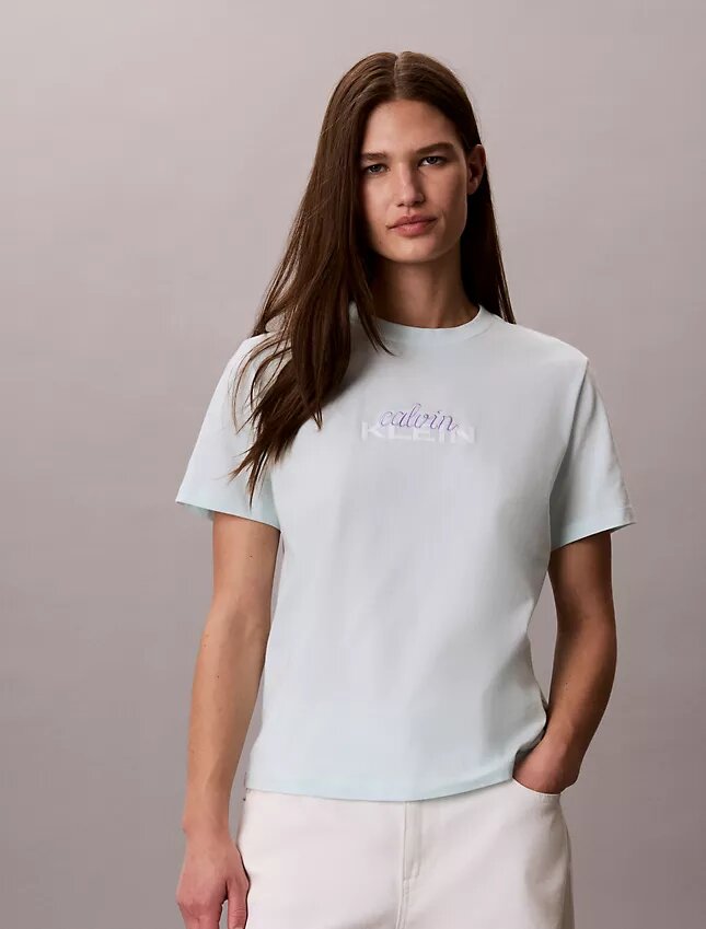 Klassisches T-Shirt mit mehrschichtiger Logografik Klassisches T-Shirt mit mehrschichtiger Logografik