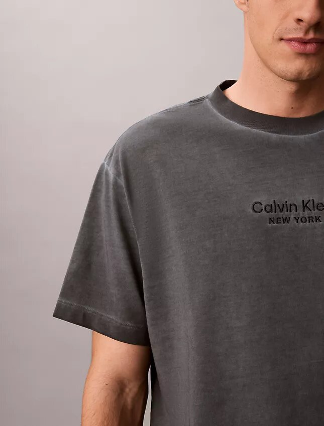 Klassisches T-Shirt mit Rundhalsausschnitt und Logo-Grafik in verwaschener Optik Klassisches T-Shirt mit Rundhalsausschnitt und Logo-Grafik in verwaschener Optik