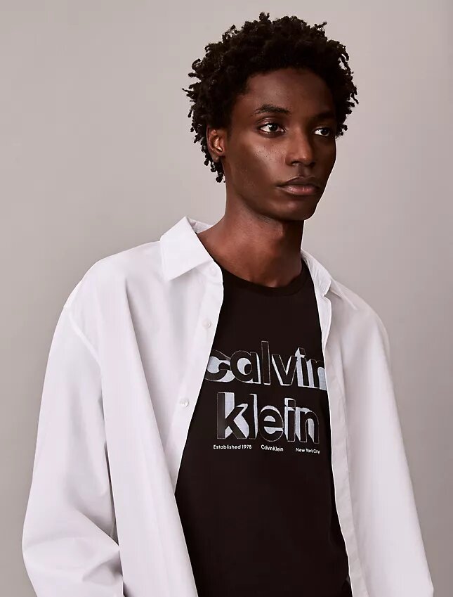 Klassisches T-Shirt mit Schatten-Logo-Grafik Klassisches T-Shirt mit Schatten-Logo-Grafik