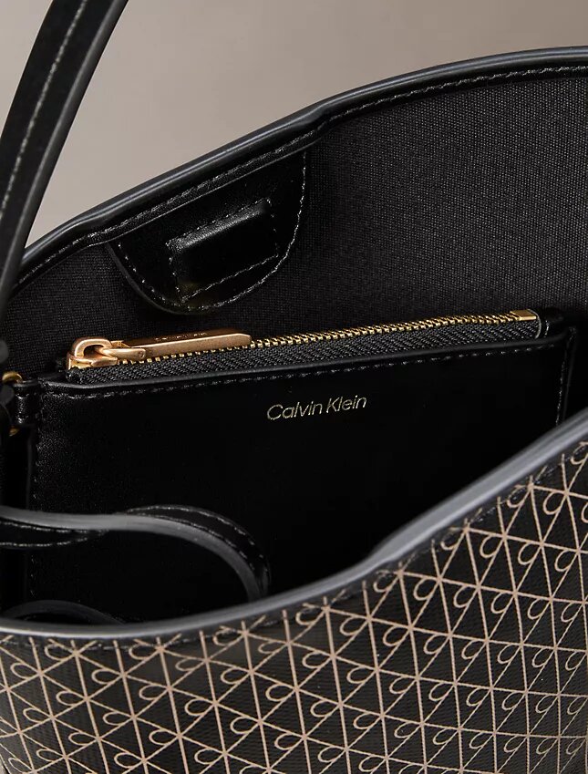 Kleine Beuteltasche mit durchgehendem Emblem-Logo und Beutel Kleine Beuteltasche mit durchgehendem Emblem-Logo und Beutel