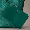 Kleine Beuteltasche mit durchgehendem Emblem-Logo und Beutel Kleine Beuteltasche mit durchgehendem Emblem-Logo und Beutel