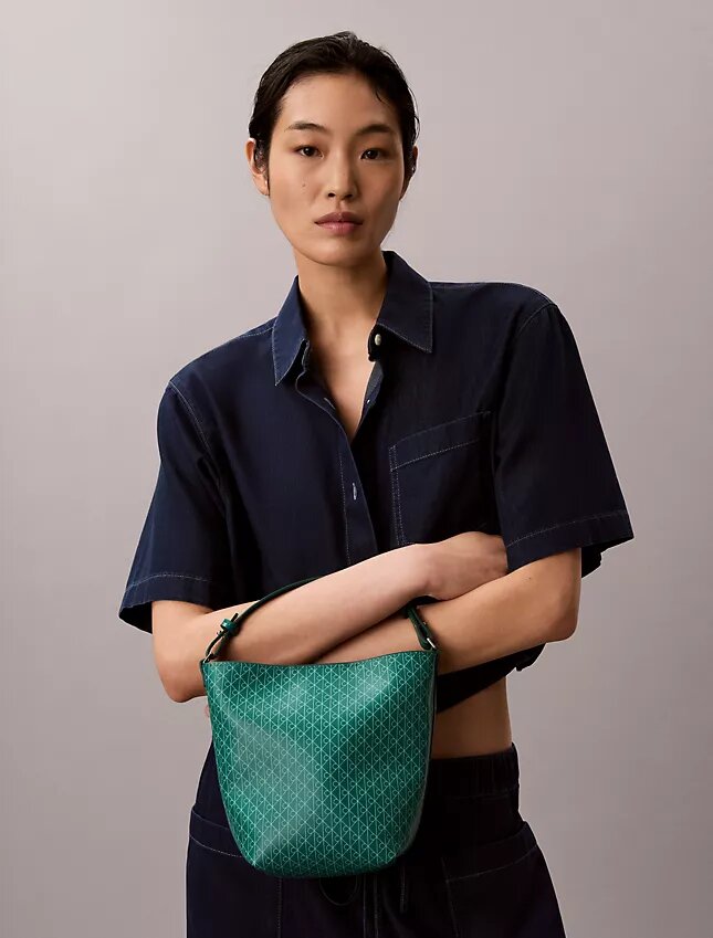 Kleine Beuteltasche mit durchgehendem Emblem-Logo und Beutel Kleine Beuteltasche mit durchgehendem Emblem-Logo und Beutel