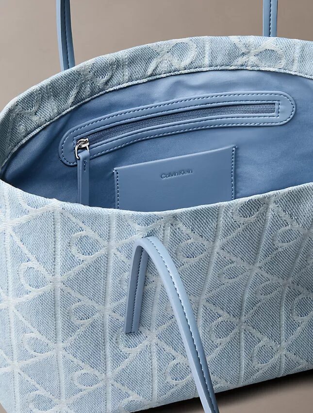 Kleine Denim-Tragetasche mit durchgängigem Emblem-Logo Kleine Denim-Tragetasche mit durchgängigem Emblem-Logo