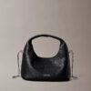 Kleine, locker sitzende Tasche mit Noppenstruktur