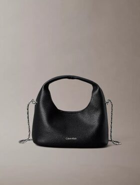 Kleine, locker sitzende Tasche mit Noppenstruktur Kleine, locker sitzende Tasche mit Noppenstruktur