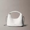Kleine, locker sitzende Tasche mit Noppenstruktur Kleine, locker sitzende Tasche mit Noppenstruktur