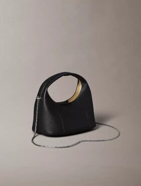 Kleine, locker sitzende Tasche mit Noppenstruktur Kleine, locker sitzende Tasche mit Noppenstruktur