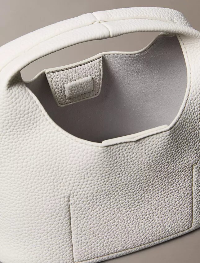 Kleine, locker sitzende Tasche mit Noppenstruktur Kleine, locker sitzende Tasche mit Noppenstruktur