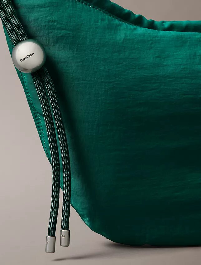 Kleine Nylon-Halbmondtasche Kleine Nylon-Halbmondtasche