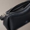 Kleine Schultertasche mit Kieselstein-Plissee Kleine Schultertasche mit Kieselstein-Plissee