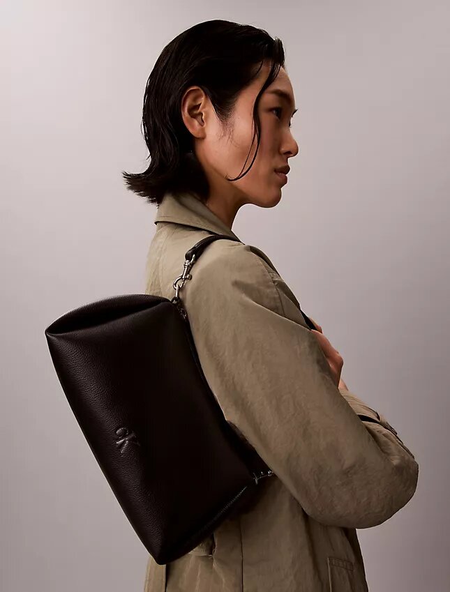 Kleine Schultertasche mit Kieselstein-Plissee Kleine Schultertasche mit Kieselstein-Plissee