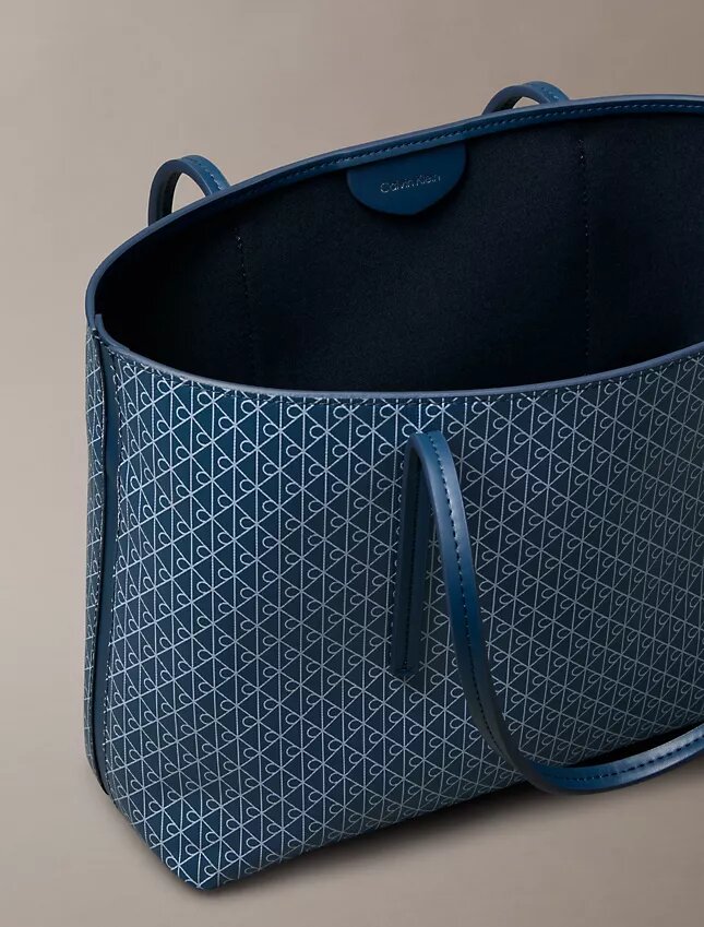 Kleine Tasche mit durchgehendem Emblem-Logo-Print und Beutel Kleine Tasche mit durchgehendem Emblem-Logo-Print und Beutel