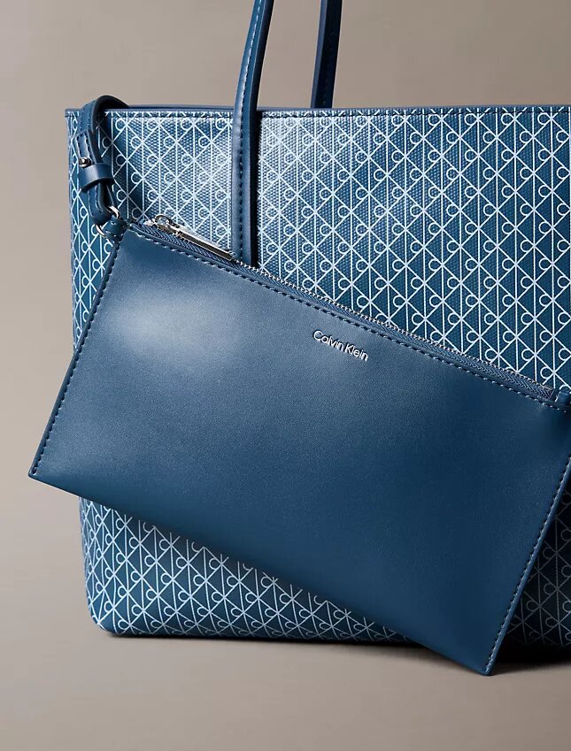 Kleine Tasche mit durchgehendem Emblem-Logo-Print und Beutel Kleine Tasche mit durchgehendem Emblem-Logo-Print und Beutel