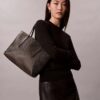 Kleine Tasche mit durchgehendem Emblem-Logo-Print und Beutel Kleine Tasche mit durchgehendem Emblem-Logo-Print und Beutel