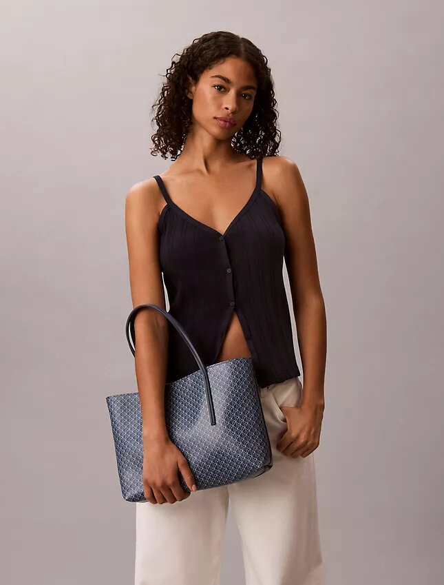 Kleine Tasche mit durchgehendem Emblem-Logo-Print und Beutel Kleine Tasche mit durchgehendem Emblem-Logo-Print und Beutel