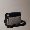 Kleine Umhängetasche mit Jacquard-Emblem Kleine Umhängetasche mit Jacquard-Emblem