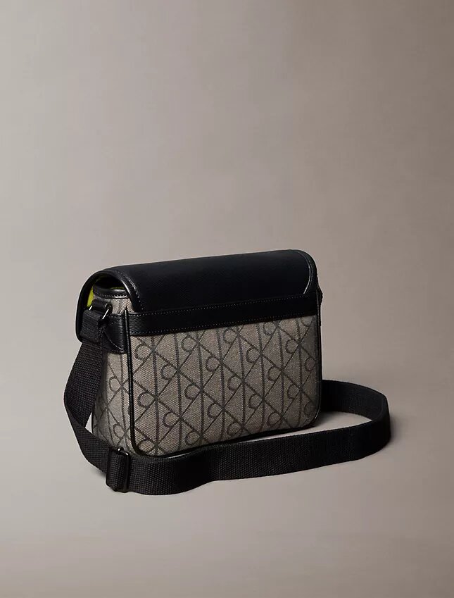 Kleine Umhängetasche mit Jacquard-Emblem Kleine Umhängetasche mit Jacquard-Emblem
