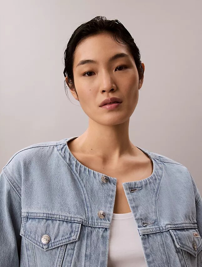 Kurze, kragenlose Denim-Trucker Jacket Kurze, kragenlose Denim-Trucker Jacket