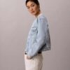 Kurze, kragenlose Denim-Trucker Jacket Kurze, kragenlose Denim-Trucker Jacket
