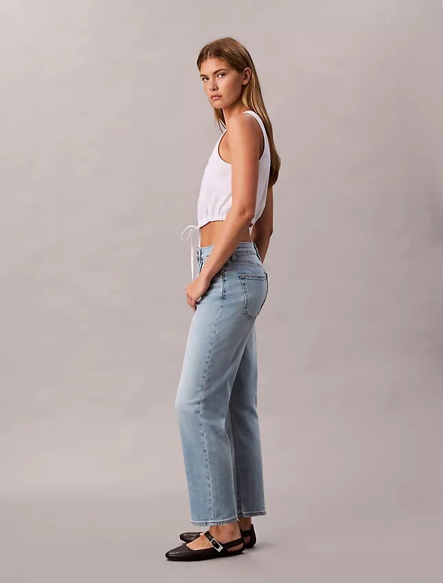Kurze Straight-Jeans aus Lyocell-Mischung mit hoher Taille Kurze Straight-Jeans aus Lyocell-Mischung mit hoher Taille