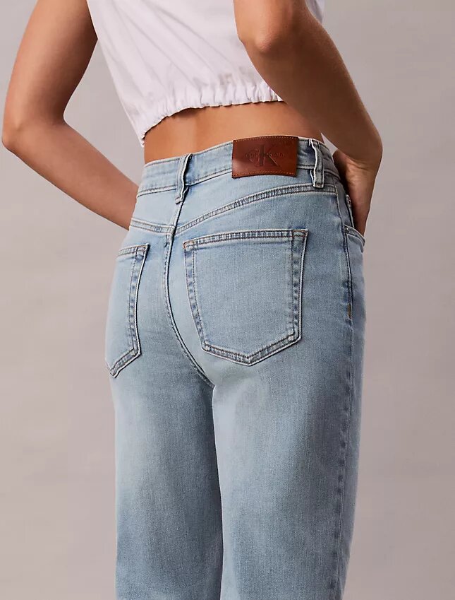 Kurze Straight-Jeans aus Lyocell-Mischung mit hoher Taille Kurze Straight-Jeans aus Lyocell-Mischung mit hoher Taille
