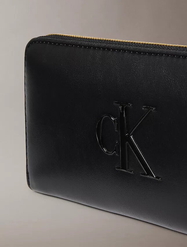 Lange Reißverschluss-Geldbörse mit auffälligem Monogram Lange Reißverschluss-Geldbörse mit auffälligem Monogram