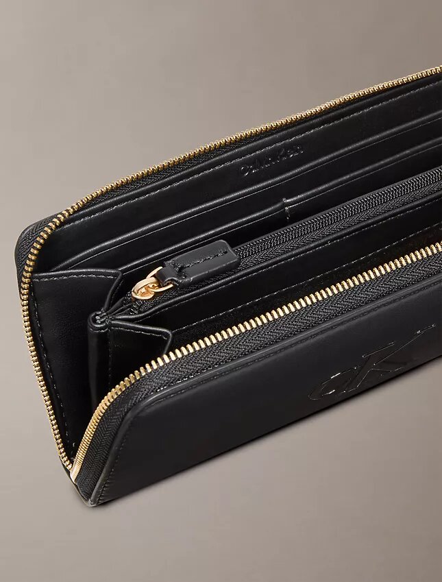 Lange Reißverschluss-Geldbörse mit auffälligem Monogram Lange Reißverschluss-Geldbörse mit auffälligem Monogram