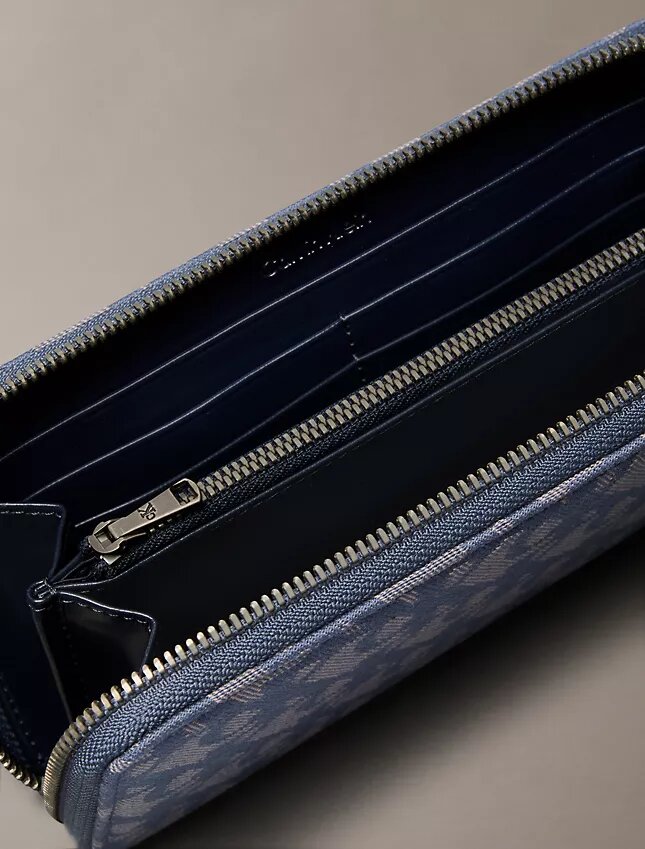 Lange Reißverschluss-Geldbörse mit durchgehendem Monogram Lange Reißverschluss-Geldbörse mit durchgehendem Monogram