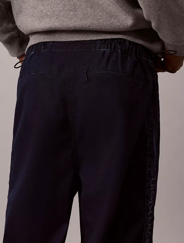 Leichte Indigo-Denim-Hose für den Trainingseinsatz Leichte Indigo-Denim-Hose für den Trainingseinsatz
