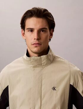 Leichte Nylon-Windjacke im Colorblock-Design