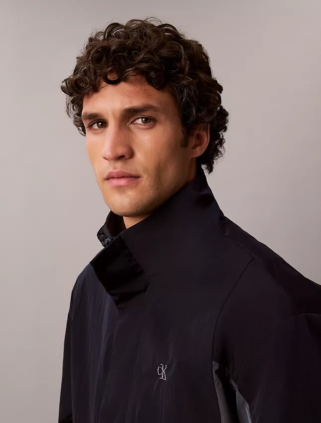 Leichte Nylon-Windjacke im Colorblock-Design Leichte Nylon-Windjacke im Colorblock-Design