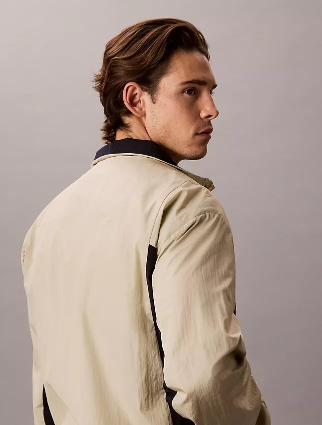 Leichte Nylon-Windjacke im Colorblock-Design Leichte Nylon-Windjacke im Colorblock-Design