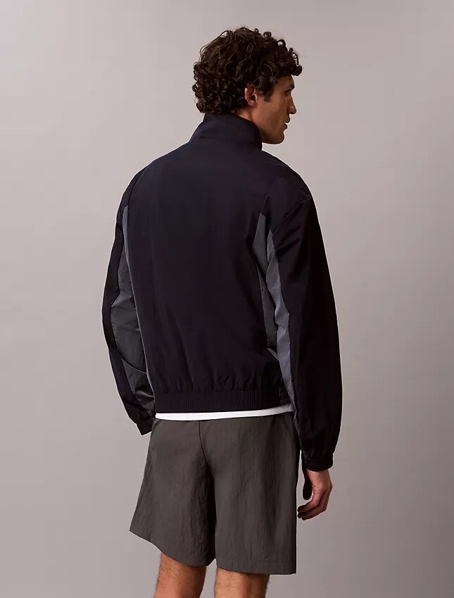 Leichte Nylon-Windjacke im Colorblock-Design Leichte Nylon-Windjacke im Colorblock-Design