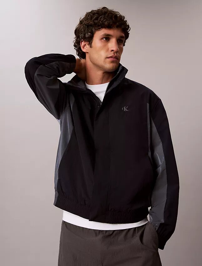 Leichte Nylon-Windjacke im Colorblock-Design Leichte Nylon-Windjacke im Colorblock-Design