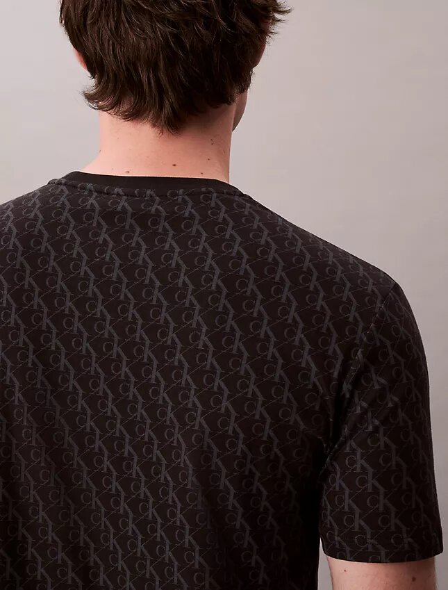 Liquid Touch Allover-Monogram-Klassik-T-Shirt Liquid Touch Allover-Monogram-Klassik-T-Shirt