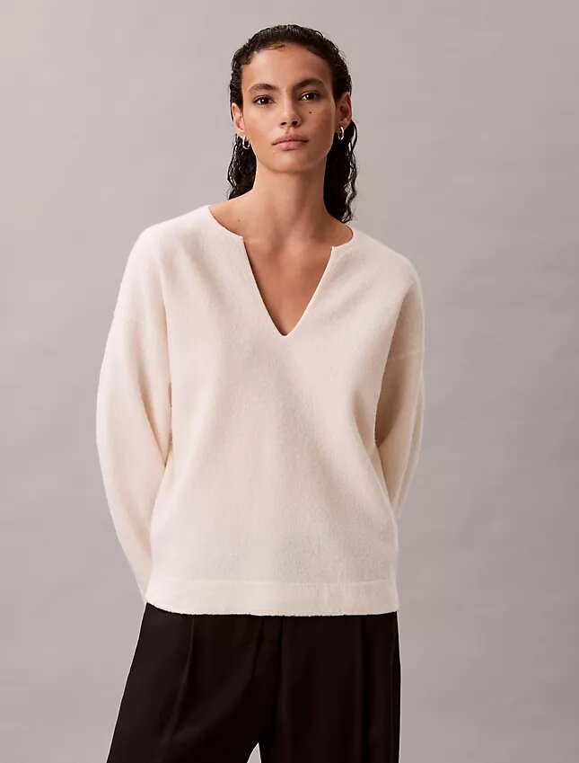 Locker sitzender Pullover aus Merinowolle mit V-Ausschnitt Locker sitzender Pullover aus Merinowolle mit V-Ausschnitt