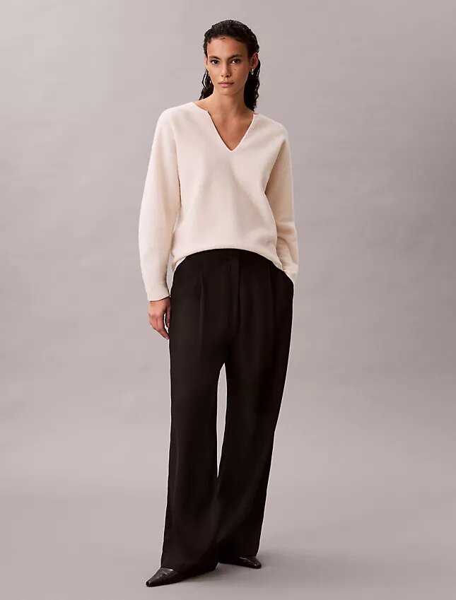 Locker sitzender Pullover aus Merinowolle mit V-Ausschnitt Locker sitzender Pullover aus Merinowolle mit V-Ausschnitt