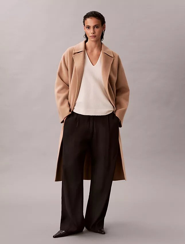 Locker sitzender Pullover aus Merinowolle mit V-Ausschnitt Locker sitzender Pullover aus Merinowolle mit V-Ausschnitt