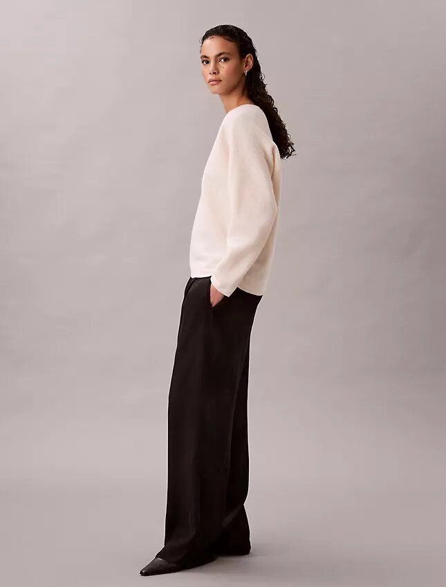 Locker sitzender Pullover aus Merinowolle mit V-Ausschnitt Locker sitzender Pullover aus Merinowolle mit V-Ausschnitt