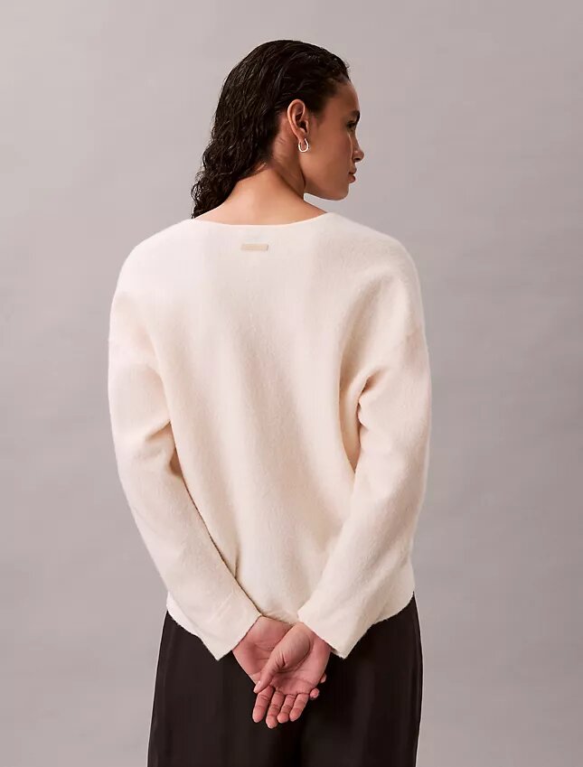 Locker sitzender Pullover aus Merinowolle mit V-Ausschnitt Locker sitzender Pullover aus Merinowolle mit V-Ausschnitt
