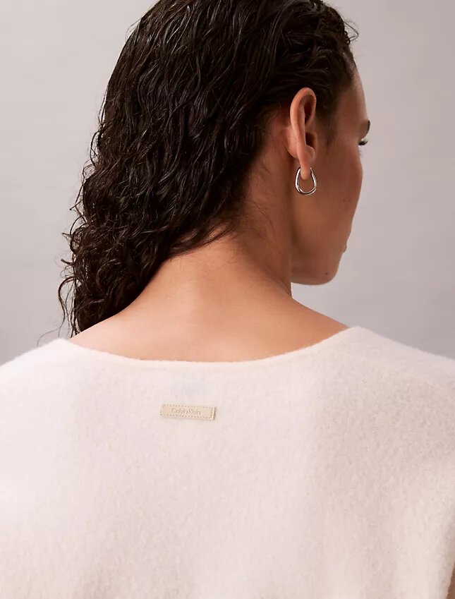 Locker sitzender Pullover aus Merinowolle mit V-Ausschnitt Locker sitzender Pullover aus Merinowolle mit V-Ausschnitt