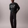Locker sitzender Pullover mit Varsity-Logo-Grafik