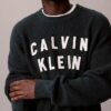 Locker sitzender Pullover mit Varsity-Logo-Grafik