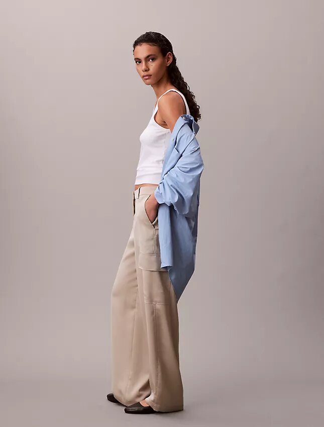 Lässige Cargo-Hose aus Satin-Twill Lässige Cargo-Hose aus Satin-Twill