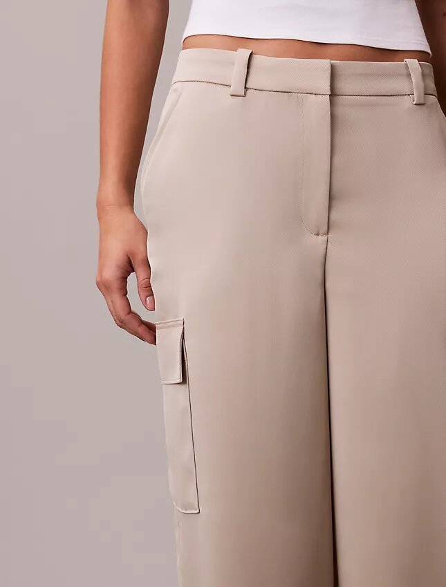 Lässige Cargo-Hose aus Satin-Twill Lässige Cargo-Hose aus Satin-Twill