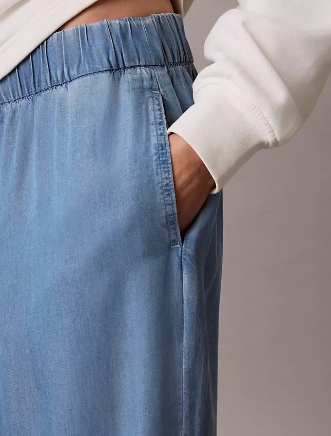 Lässige Denim-Jeans zum Hineinschlüpfen Lässige Denim-Jeans zum Hineinschlüpfen